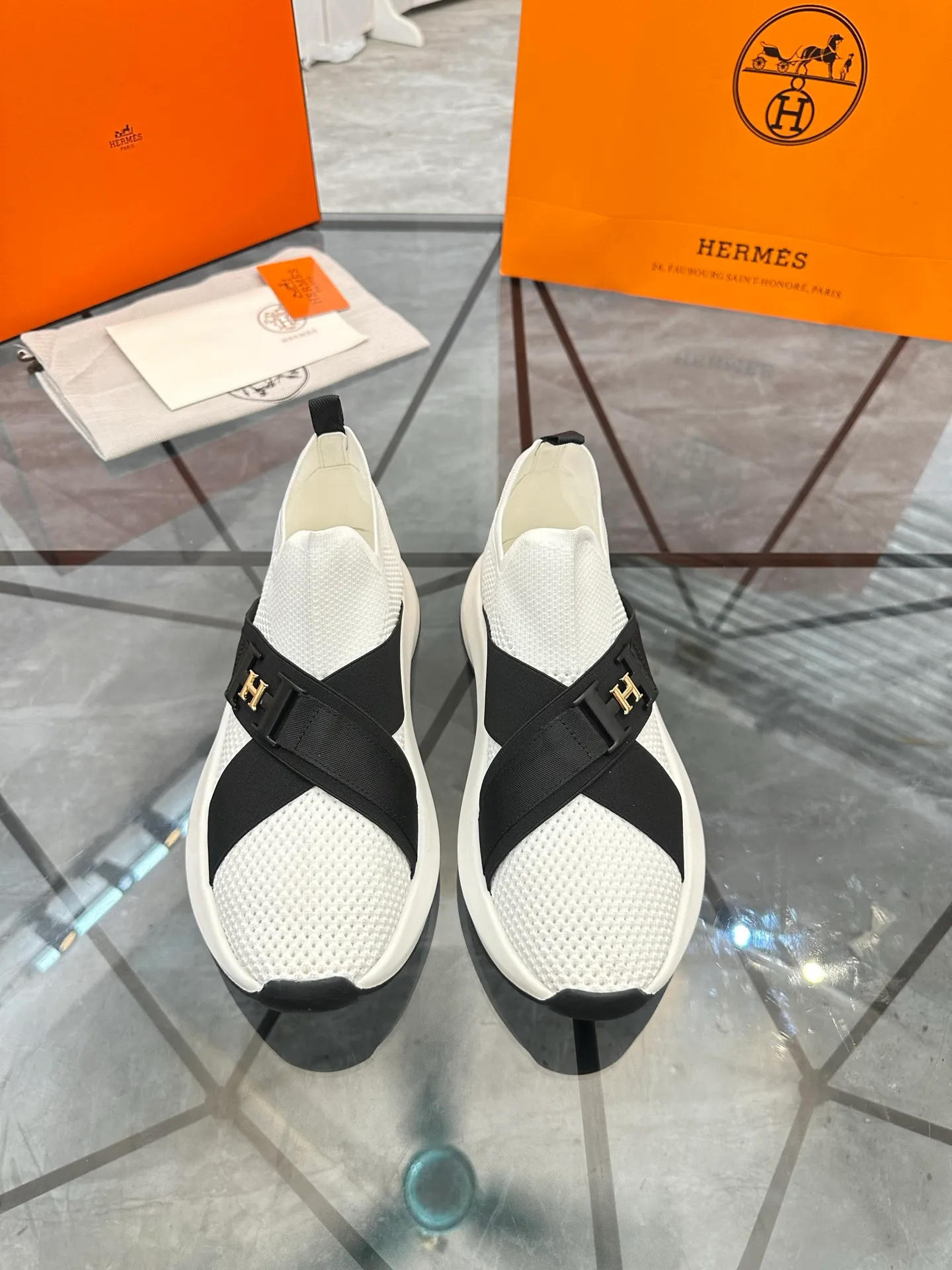 Selling men's shoes 💰: 💰P600¥ High-end top quality Product trademark: Hermes * "Hermès*" low-cut casual shoes Regular size: 38-45 (can be customized to 46) Product materials: upper imported from the counter original fly weave, breathable lining, cowhide foot pads, original outsole. No.: 001